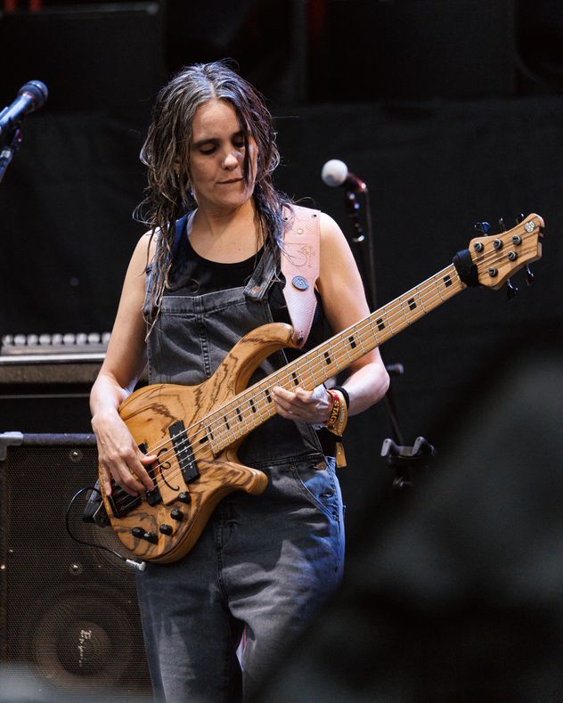 Brenda Martin, bajista de Eruca Sativa, durante el show de la banda como telonera de AC/DC en River. (Gentileza Pablo Alonso)