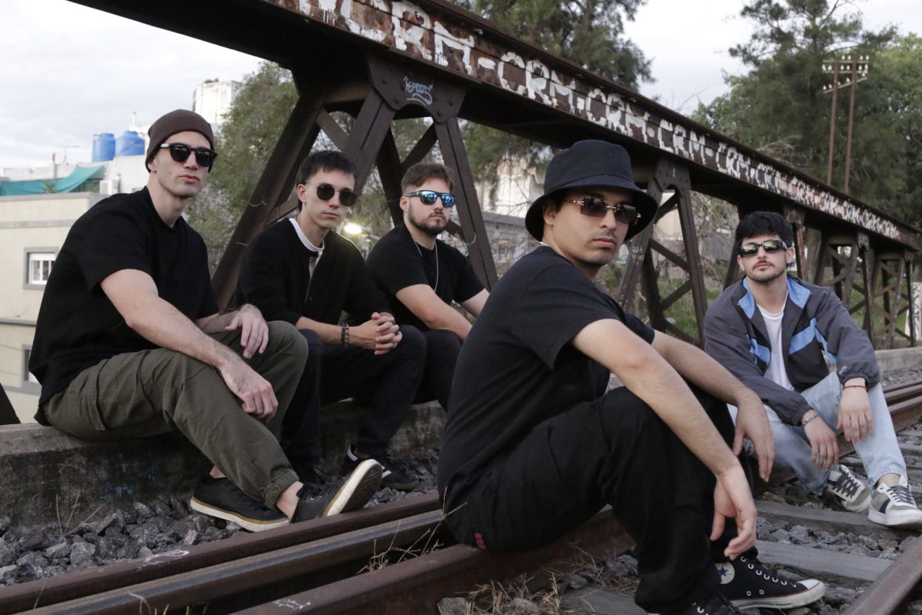 Santo Vicio está formada por  Rafael Consigli (voz), Benicio Vergara (guitarra), Agustín Silvero (guitarra), Santiago Gialdi (batería) y Martín Mazzucco (bajo).