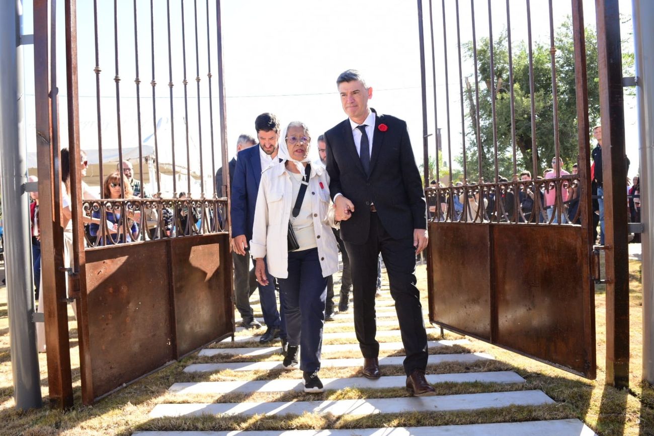 El intendente Daniel Passerini en el cementerio San Vicente, donde se repuso el portón histórico por el que ingresaban los cuerpos de las personas asesinadas, que se depositaban en una fosa común. 