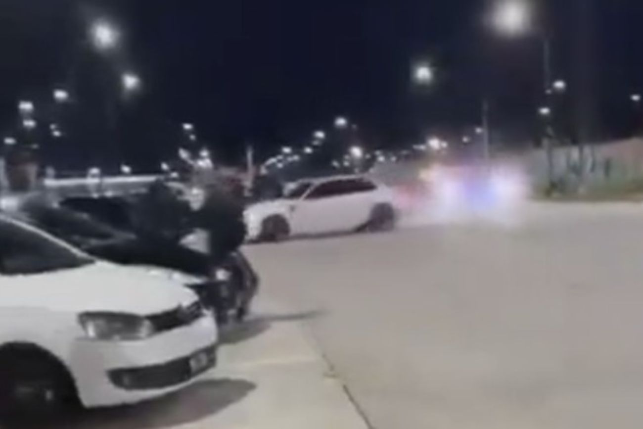 Picada ilegal frente a Tecnópolis: un BMW derrapó, atropelló a un joven y el conductor quedó detenido