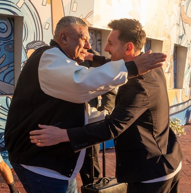 Messi junto a Claudio Tapia, presidente de AFA.