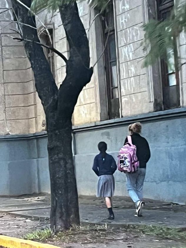 La mamá santafesina que llevó a su hija a la escuela en pleno feriado del 23 de marzo. 