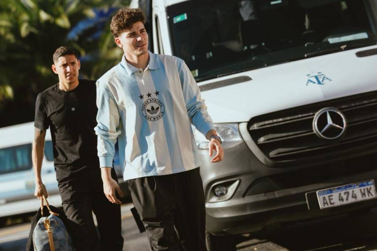 El cordobés Julián Álvarez en el arribo al Predio de Ezeiza. 