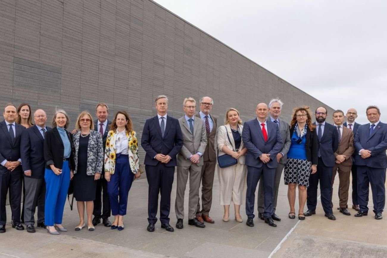 Embajadores de la Unión Europea homenajearon a las víctimas de la dictadura en el Parque de la Memoria