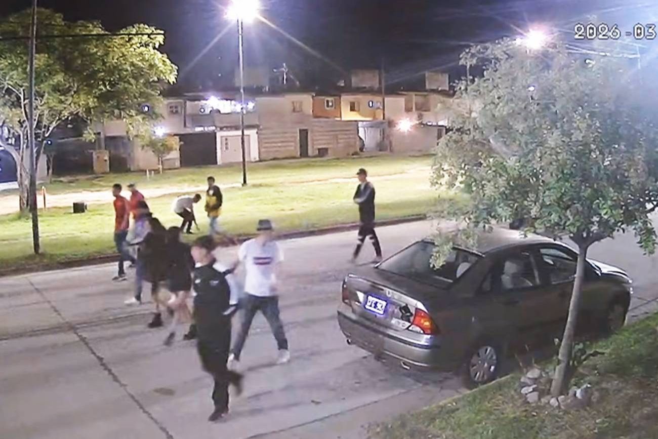 Alerta en Córdoba: grupos de adolescentes vandalizan viviendas y saquean autos durante la madrugada