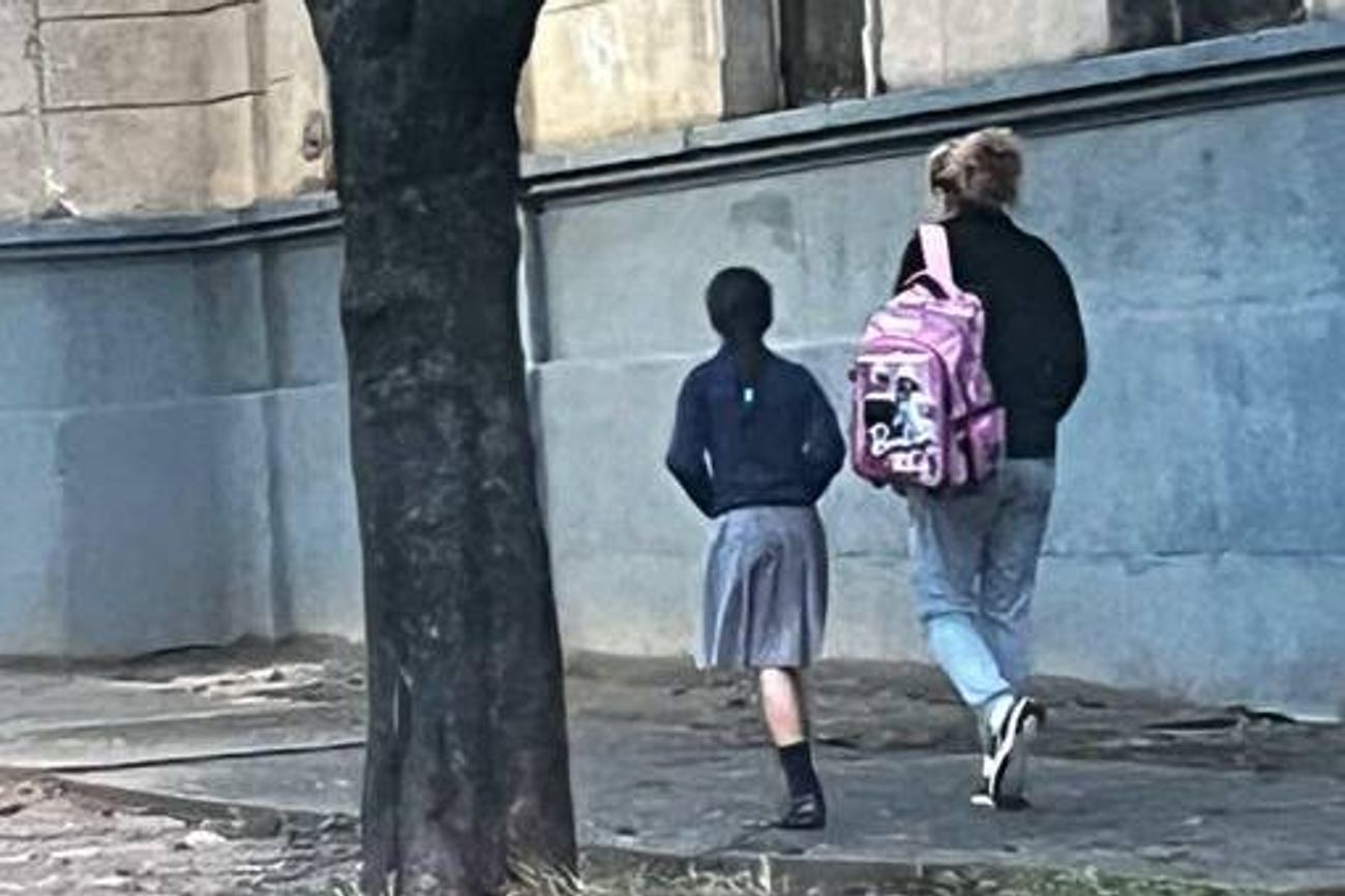 La mamá santafesina que llevó a su hija a la escuela en pleno feriado del 23 de marzo. 