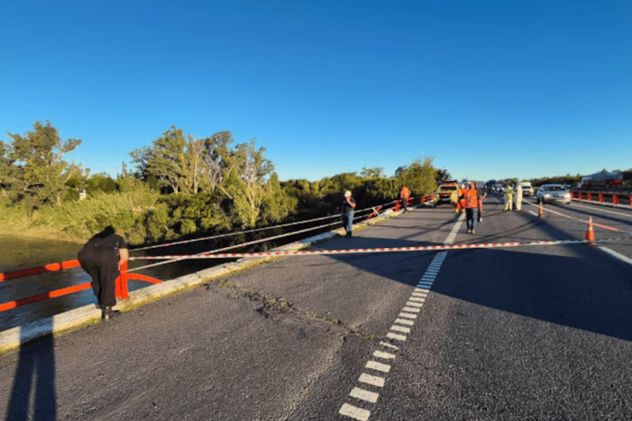 Rosario: un camión cayó al río y el chofer se salvó tras salir por la ventanilla
