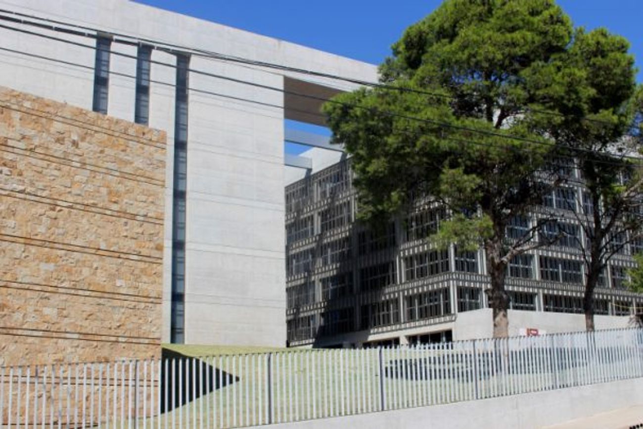 Policía Judicial. La acusada en el juicio comentó al ser interrogada que se desempeña en Genética Forense, de la Policía Judicial. El edificio está al lado de Tribunales 2, donde fue imputada hace varios años. (Archivo / La Voz)