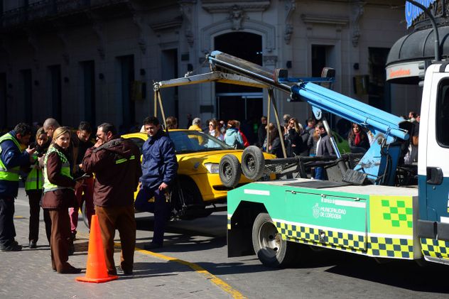 Grúa municipal levantando autos en el centro de Córdoba.