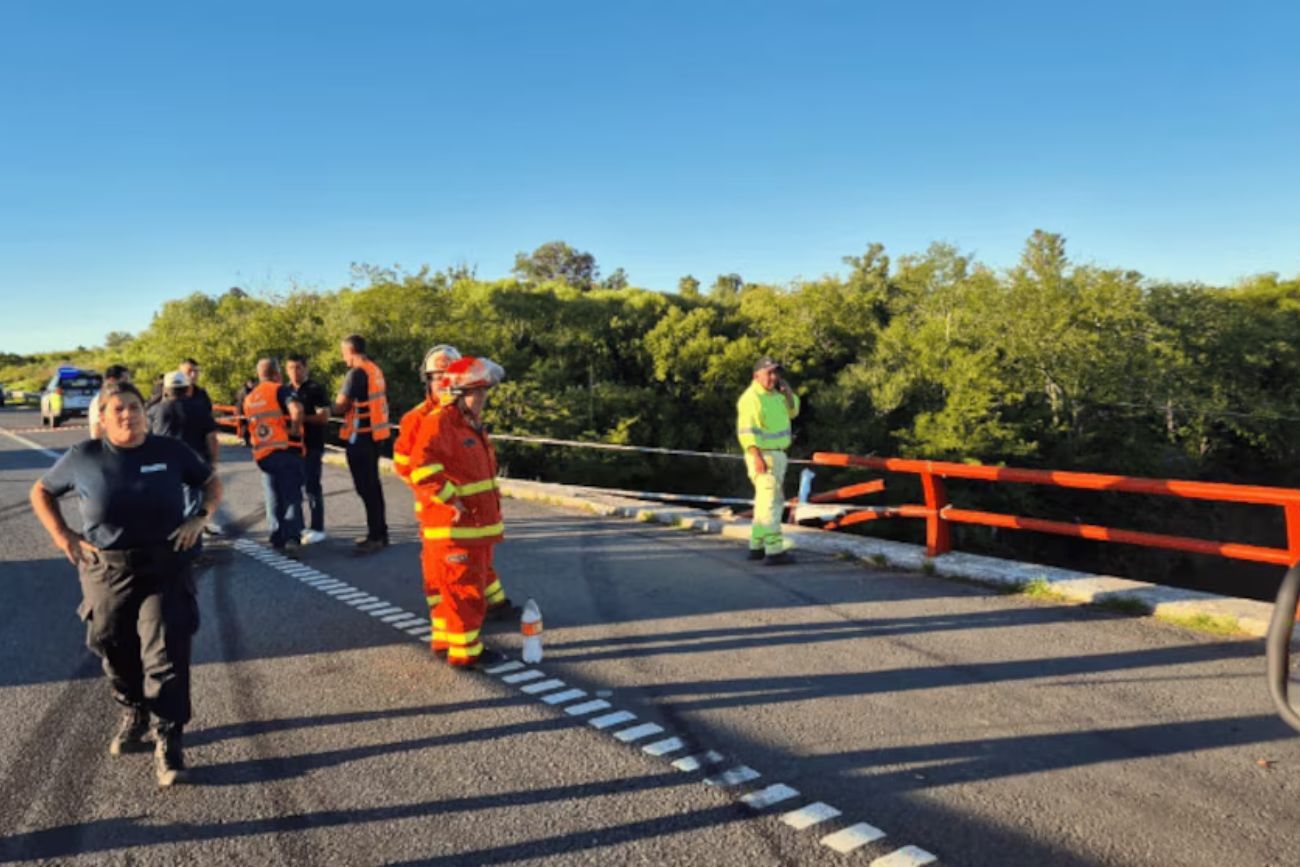 Rosario: un camión cayó al río y el chofer se salvó tras salir por la ventanilla