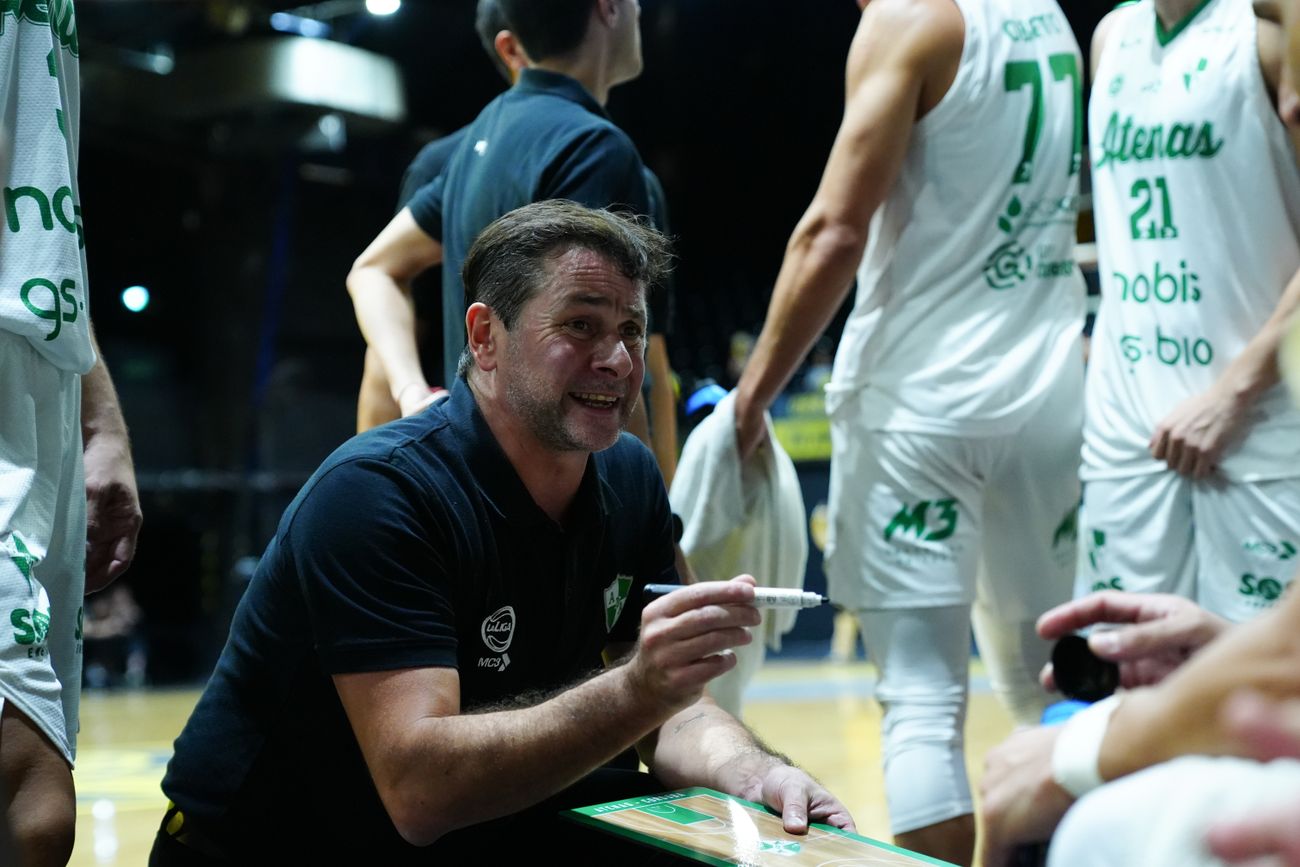 José Luis Pisani habló con La Voz del difícil momento de Atenas en la Liga Nacional. "La meta es evitar el playout y la urgencia es ganar", dijo el entrenador. (Prensa Obras)