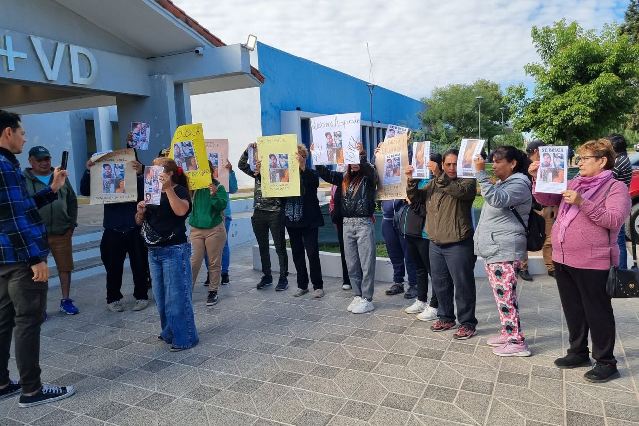 Reclamo de familiares de Jorge López este miércoles, frente al hospital de Villa Dolores. 