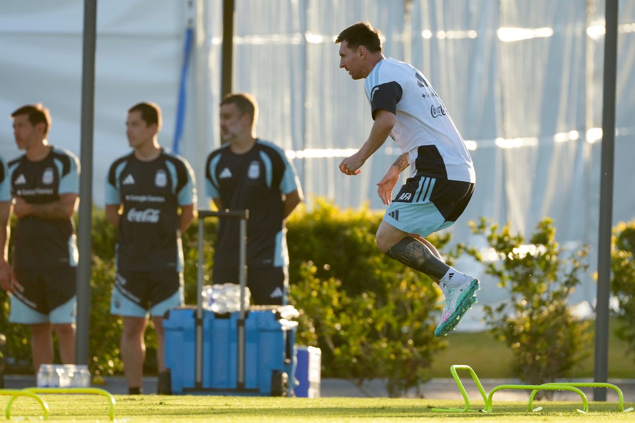 Entrenamiento de la selección argentina en el predio de Ezeiza. Lionel Messi y Lionel Scaloni y el resto del plantel. 