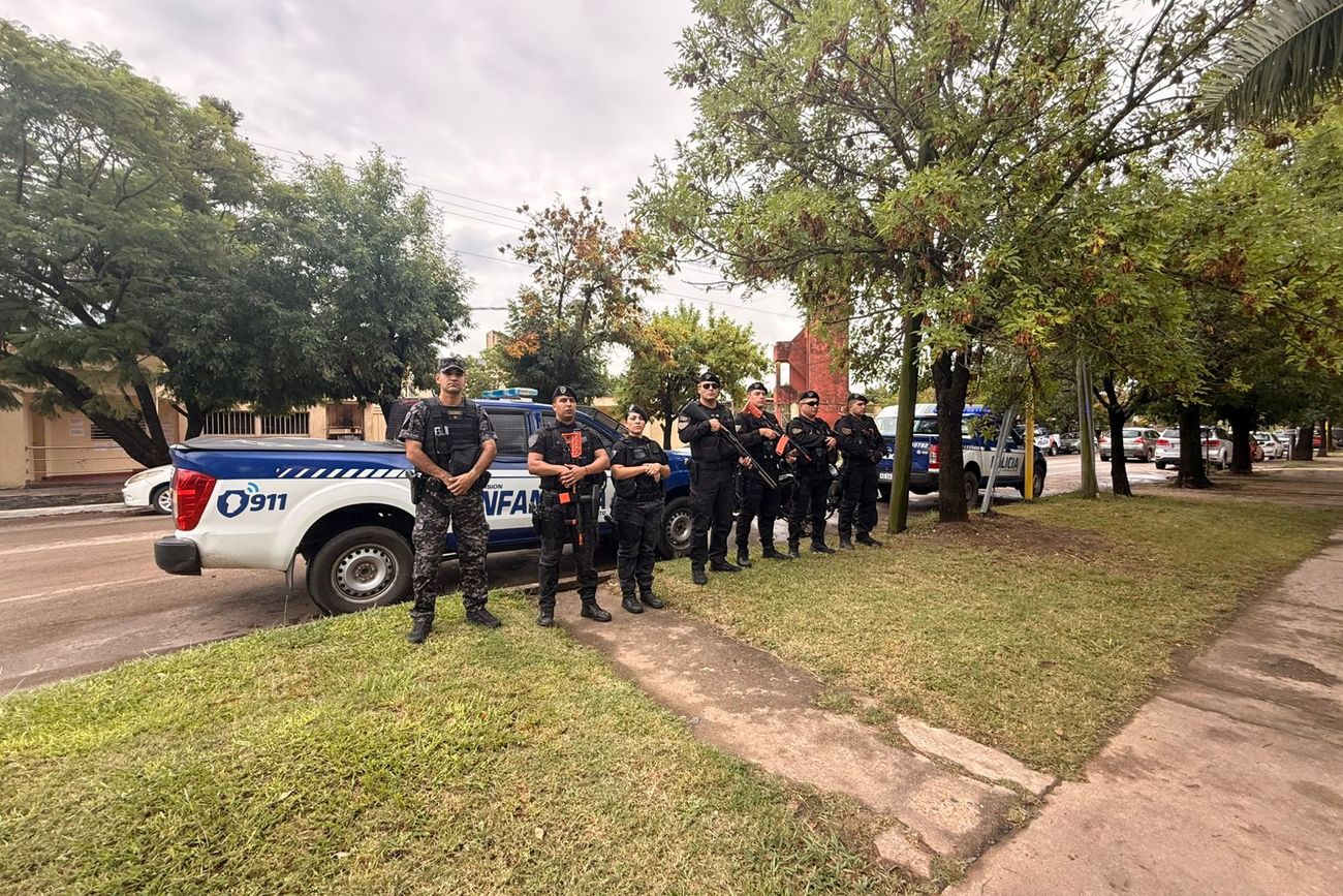 Guardia policial frente a la cárcel de San Francisco, tras los hechos con un preso gravemente herido.