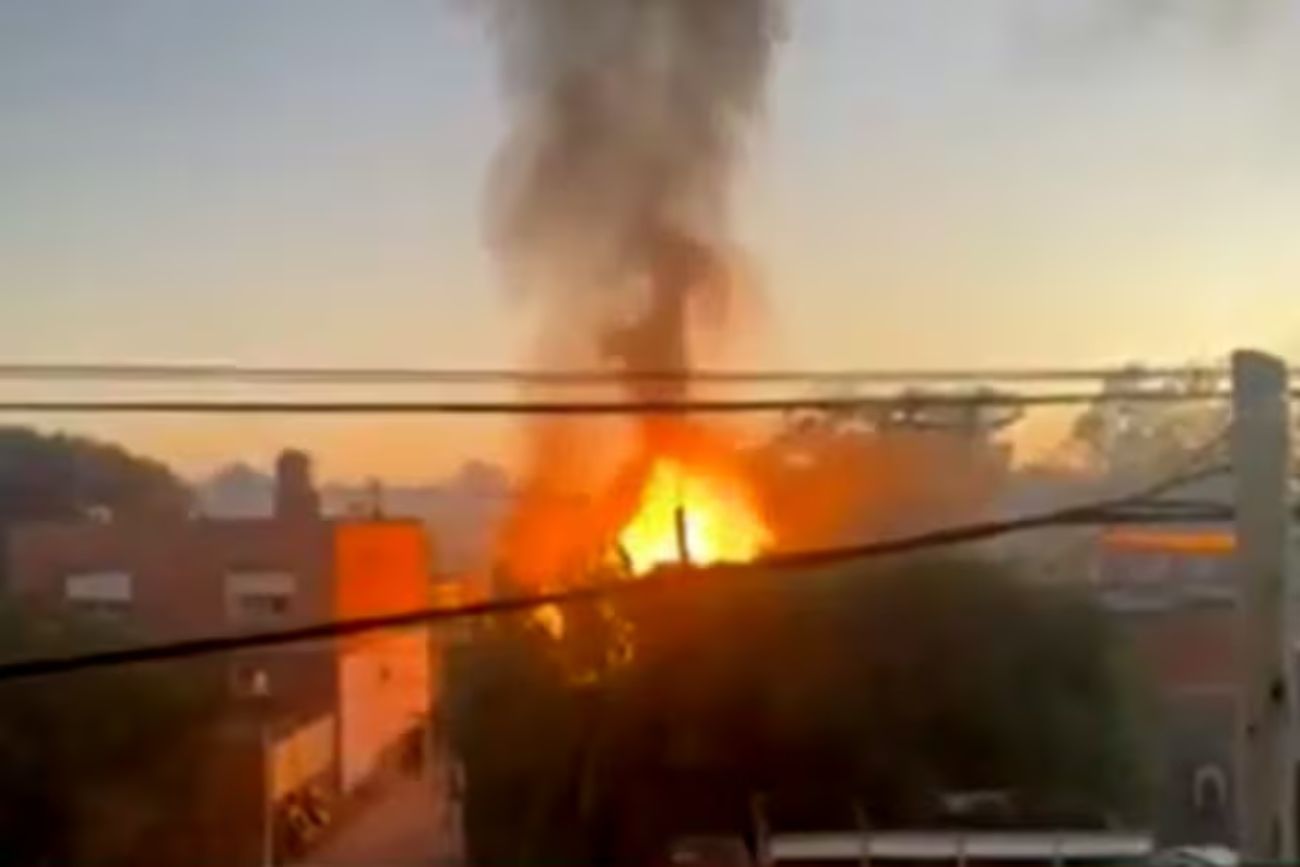"Cayó una garrafa y le reventó la cabeza a mi primo": los relatos de los vecinos por el incendio en un depósito