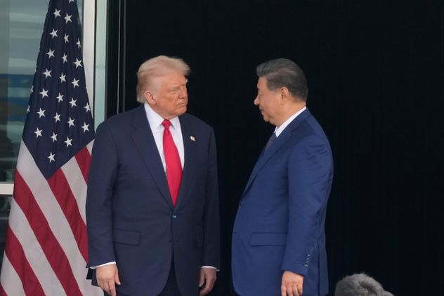 ARCHIVO - El presidente Donald Trump, a la izquierda, y el presidente chino Xi Jinping se miran tras su cumbre en el Aeropuerto Internacional de Gimhae Jinping en Busan, Corea del Sur, el 30 de octubre de 2025. (AP/Mark Schiefelbein, Archivo)