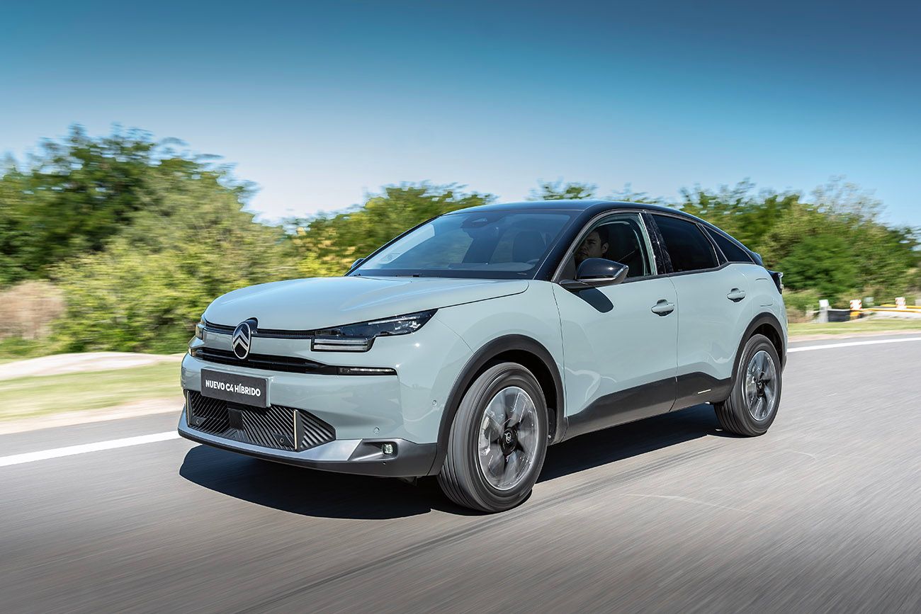 La nueva estética de Citroën C4 Hybrid retoma elementos históricos de la marca y los combina con soluciones contemporáneas de diseño.