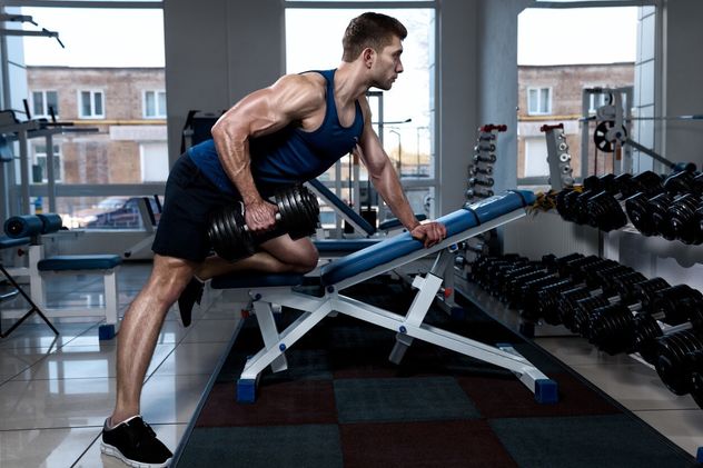 Por qué entrenar con menos series mejora la fuerza y la salud.