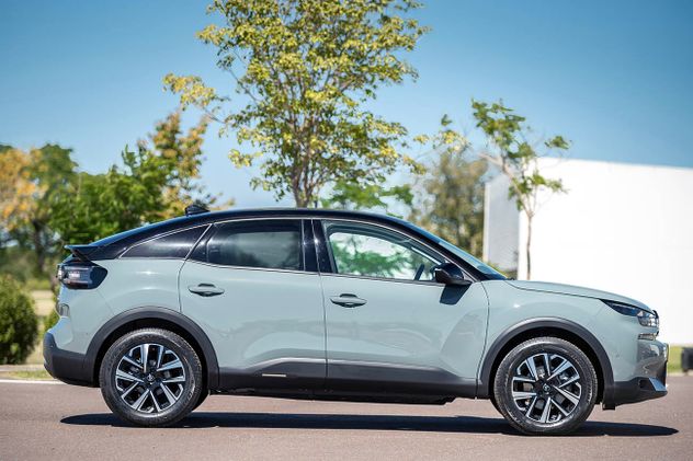 El nuevo C4 se posiciona dentro del segmento C, con una arquitectura que mezcla rasgos de hatchback y crossover.
