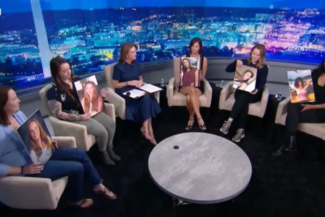 De izquierda a derecha: Jena-Lisa Jones, Wendy Pesante, Victoria Derbyshire, Joanna Harrison, Chauntae Davies y Lisa Phillips durante la entrevista en el programa BBC Newsnight.
