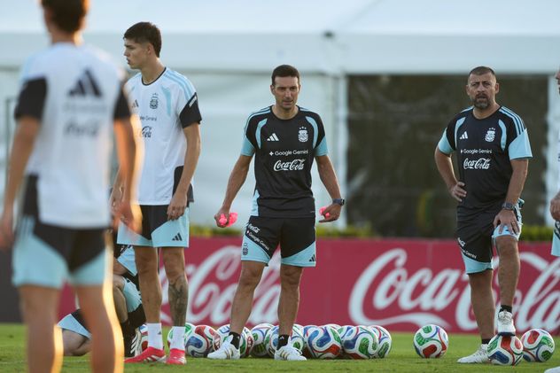 Entrenamiento de la selección argentina en el predio de Ezeiza. Lionel Messi y Lionel Scaloni y el resto del plantel. 