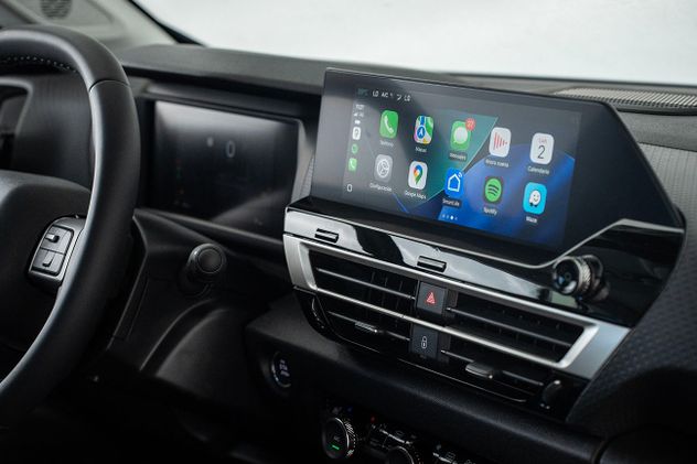 La pantalla multimedia flotante es lo más destacable dentro del diseño interior minimalista. 
