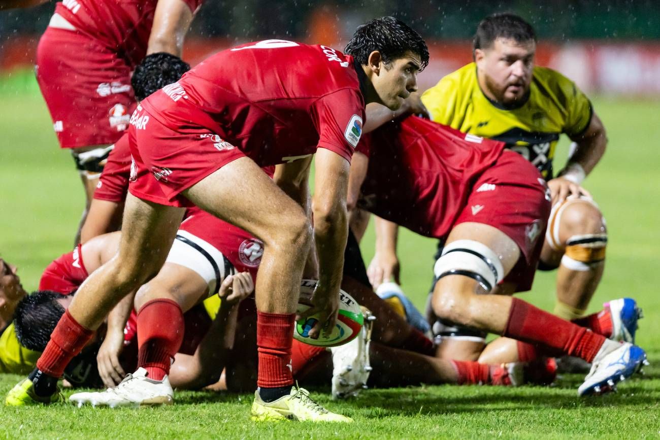 Triunfo de Dogos XV ante Peñarol bajo una copiosa lluvia en la quinta fecha del Súper Rugby Américas.