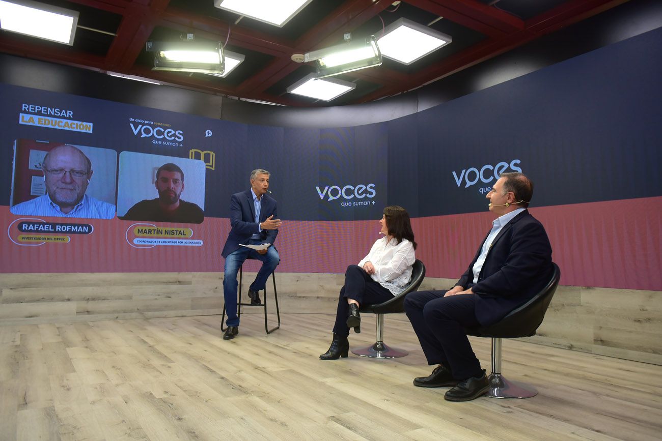 PLANTEOS. En forma presencial participaron María Eugenia Scocco (US21) y Horacio Ferreyra (ministro de Educación de Córdoba). En forma remota estuvieron Rafael Rofman (Cippec) y Martín Nistal, de Argentinos por la educación.  (Nicolás Bravo / La Voz)