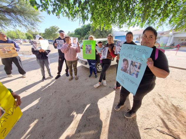 Familiares de Jorge López reclamaron frente al hospital de Villa Dolores. 