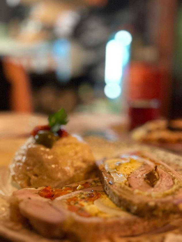 Arrufó, un "neo bodegón" con comidas clásicas, abundantes y buen precio.