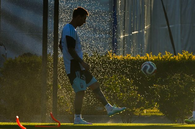 Entrenamiento de la selección argentina en el predio de Ezeiza. Lionel Messi y Lionel Scaloni y el resto del plantel.