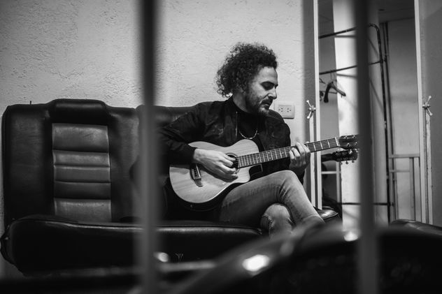 Monsenior Terrenal chequea la afinación de su acústica en camarines. (Gentileza Martín Makenna)
