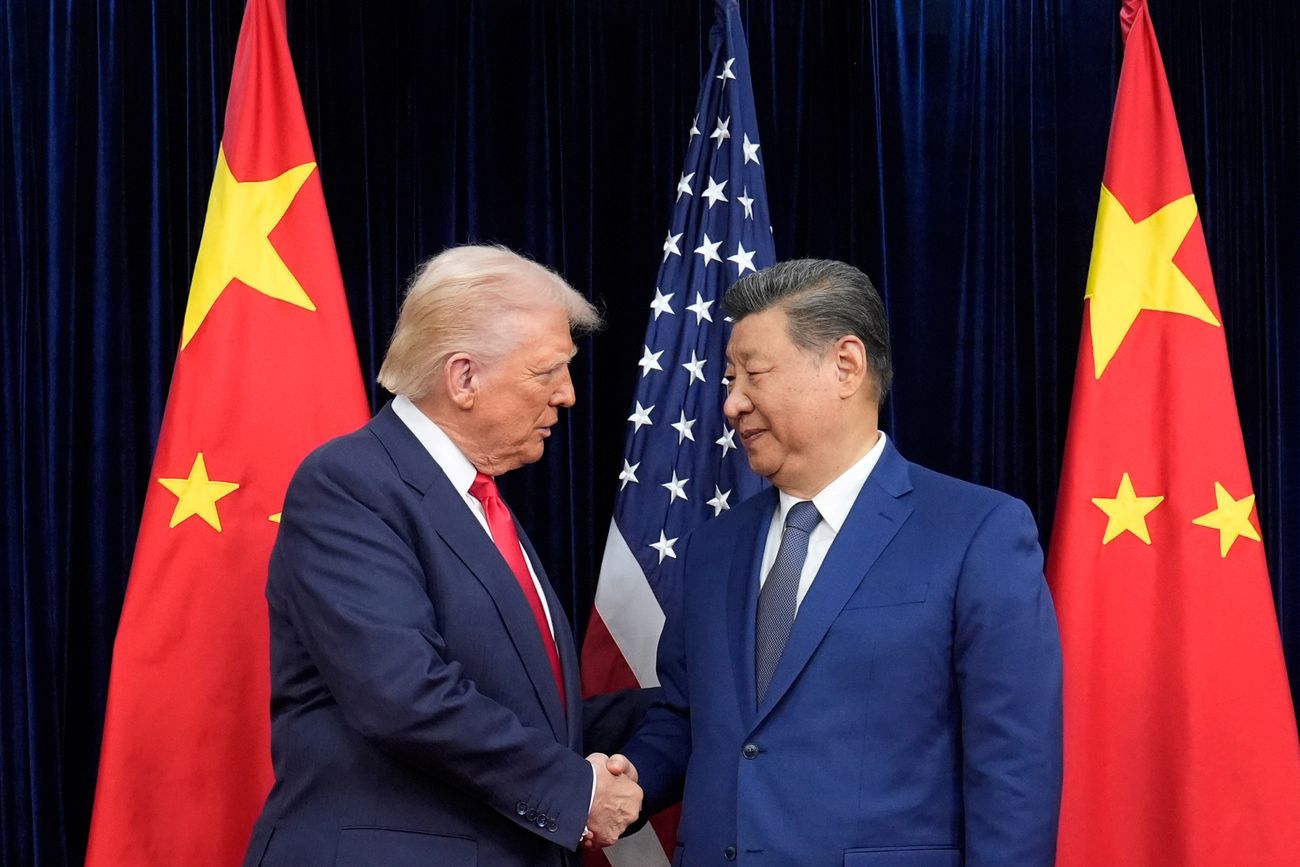 El presidente Donald Trump (izquierda) y el presidente chino Xi Jinping (derecha) se dan la mano antes de su encuentro en el Aeropuerto Internacional de Gimhae en Busan, Corea del Sur, el jueves 30 de octubre de 2025. (AP / Mark Schiefelbein)
