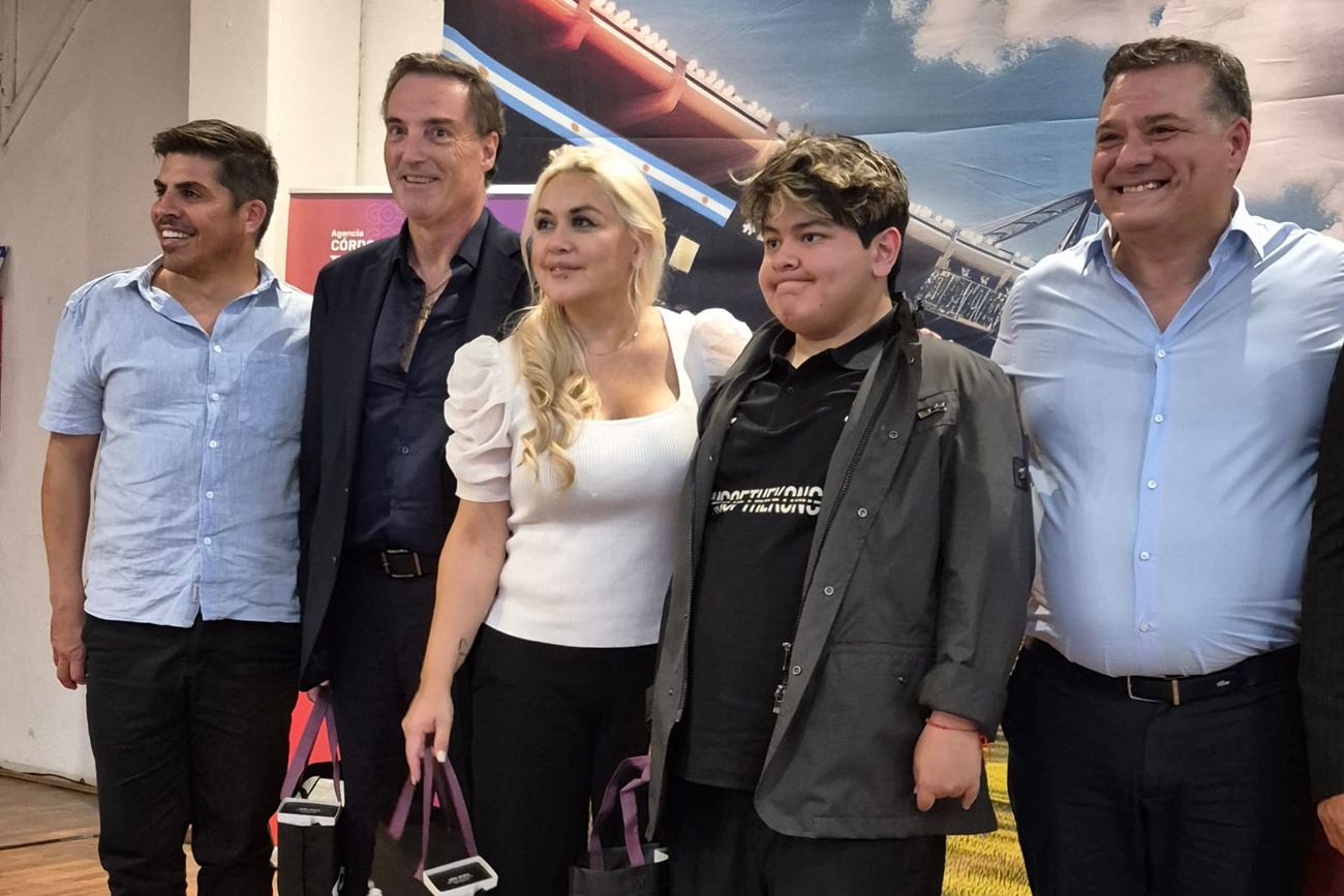 Verónica Ojeda y Dieguito Fernando en Córdoba, en el marco de la presentación de la muestra Diego Vive.