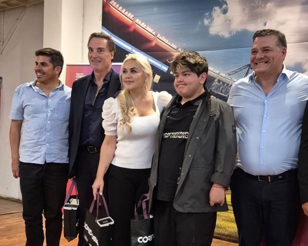 Verónica Ojeda y Dieguito Fernando en Córdoba, en el marco de la presentación de la muestra Diego Vive.
