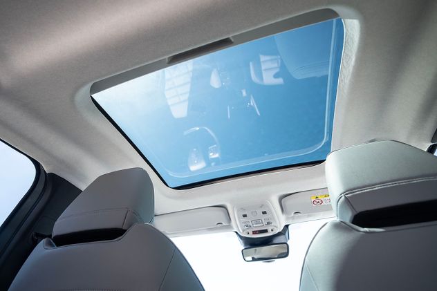 Cuenta con un techo solar rebatible que aporta mucha luminosidad al interior.