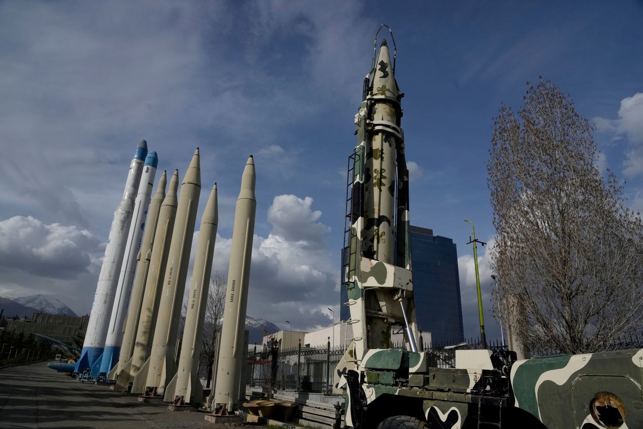Irán exhibe misiles en Teherán.