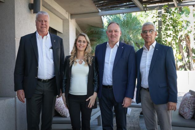 Christopher Podgorski (Presidente de Scania Latinoamérica), Corina Di Lella (Gerenta RR.HH Scania Tucumán), Sebastián Figueroa (CEO de Scania Argentina) y Dante Gonella (Director Industrial Tucumán). 