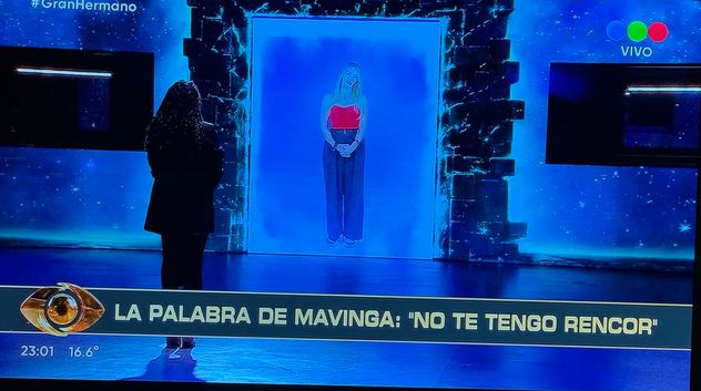 Carmiña Masi con su Derecho a Réplica frente a Jenny Mavinga.