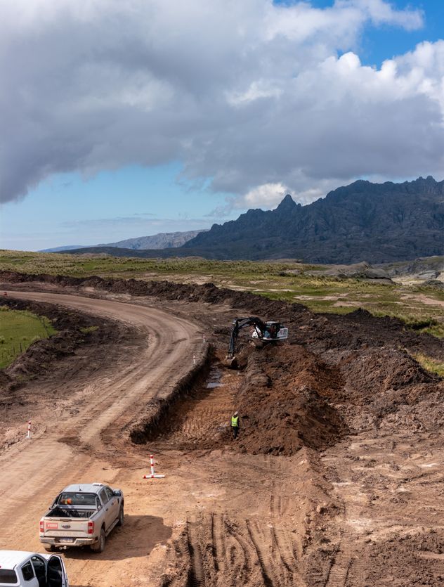 La ruta 28 está siendo asfaltada, en 77 kilómetros. En un tramo, bordea el emblemático macizo serrano de Los Gigantes.