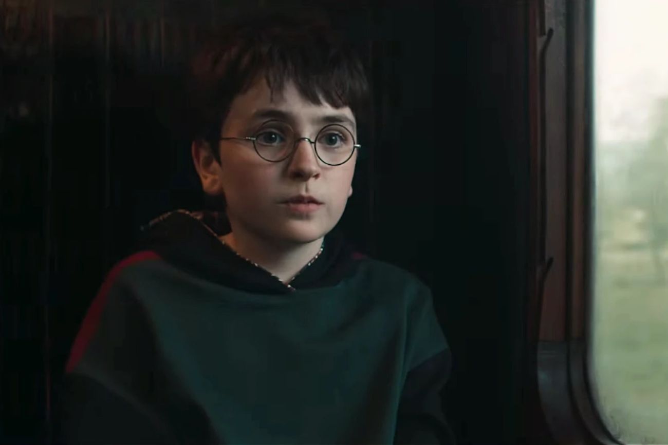 Dominic McLaughlin interpreta a Harry Potter.
