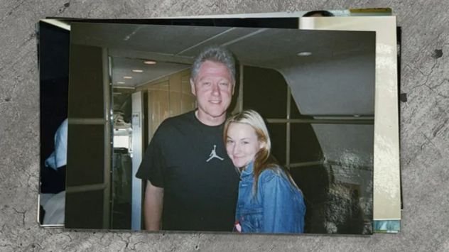 Chauntae Davies con el expresidente de Estados Unidos Bill Clinton en un avión.
