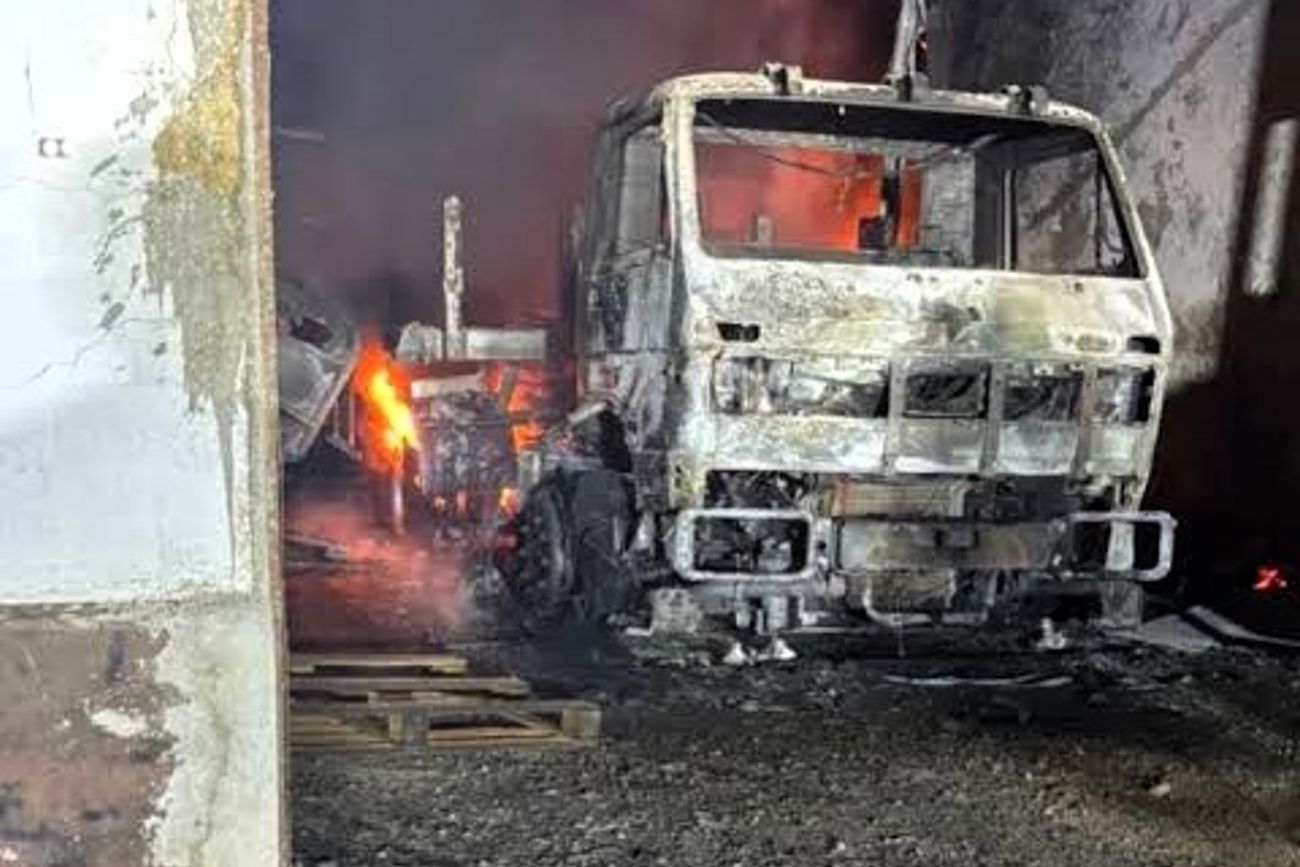 Uno de los camiones severamente dañados por el incendio. 