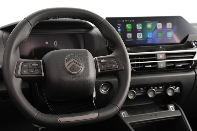 El interior suma un cuadro de instrumentos digital, pantalla táctil central de 10”, conectividad inalámbrica para smartphones y selector de modos de conducción Eco, Normal y Sport. 