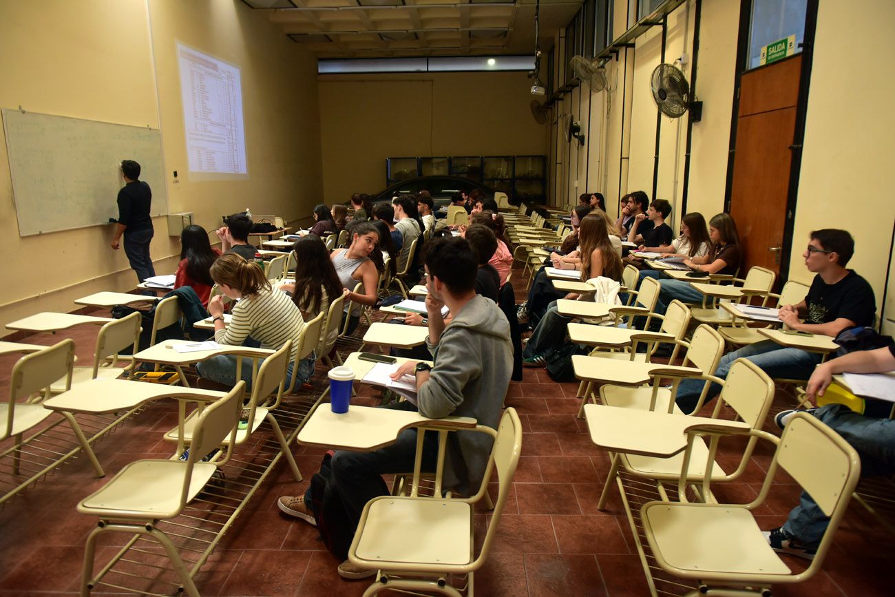 Agostina Ferrari, ingresante a la carrera de ingeniería Aeroespacial de la facultad de Ciencias Exactas. (Nicolás Bravo / La Voz)