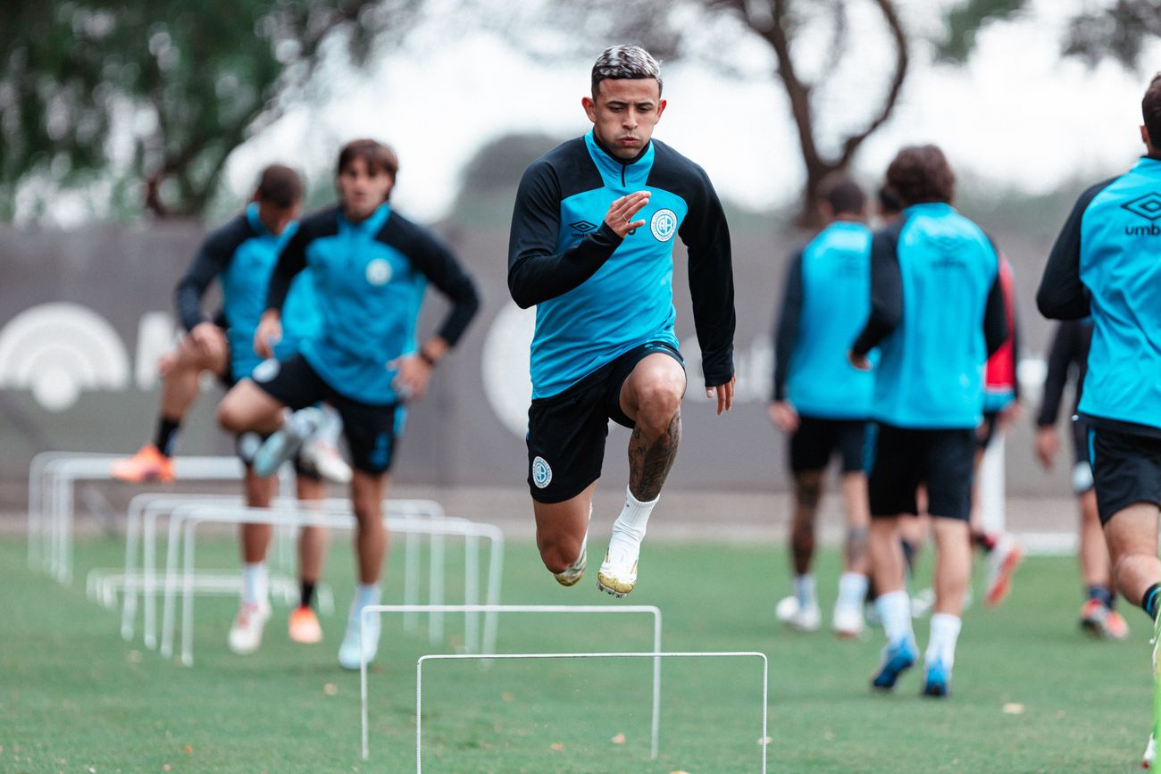 Alcides Benítez podría jugar desde el inicio ante Atlético de Rafaela.