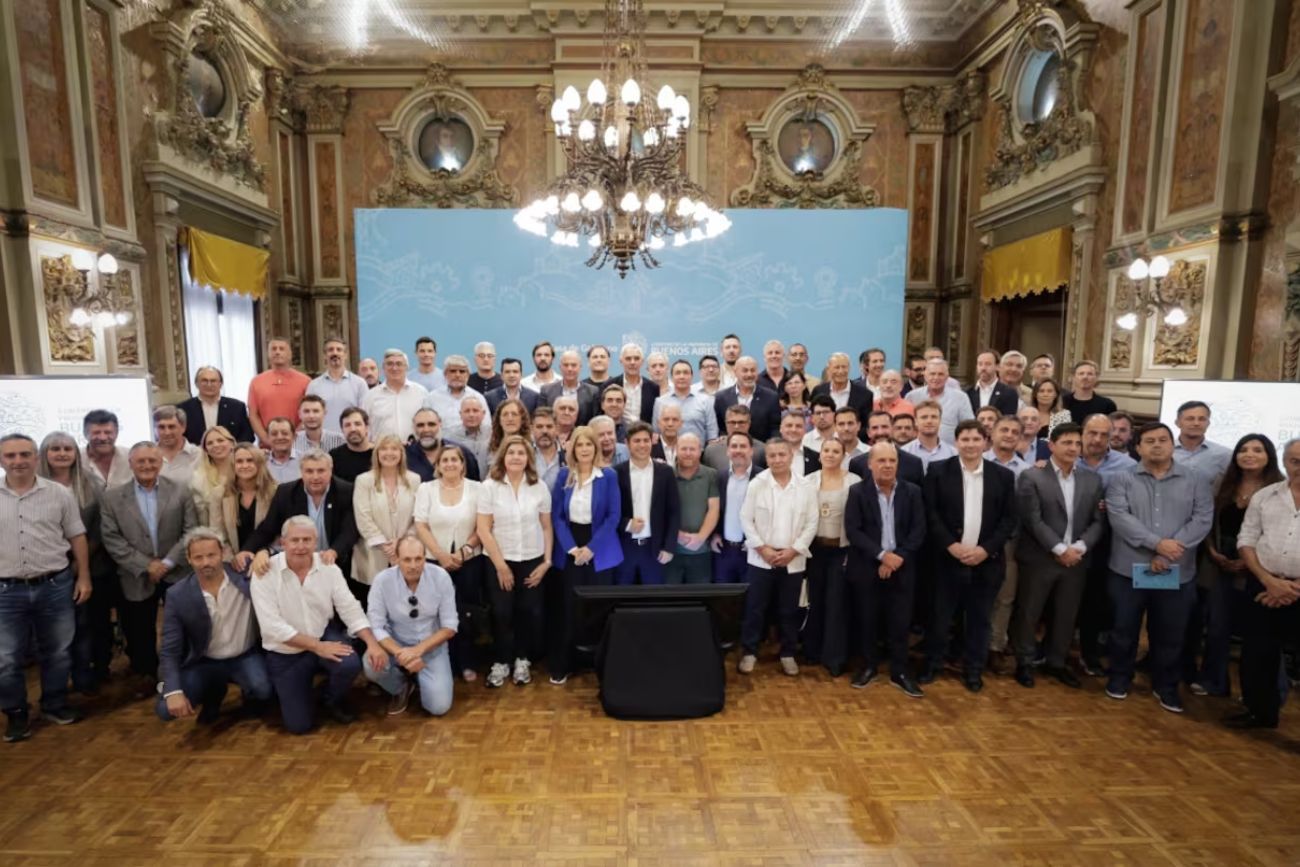 Kicillof cerró filas con más de 60 intendentes: críticas a Milei y anuncios de fondos para los municipios