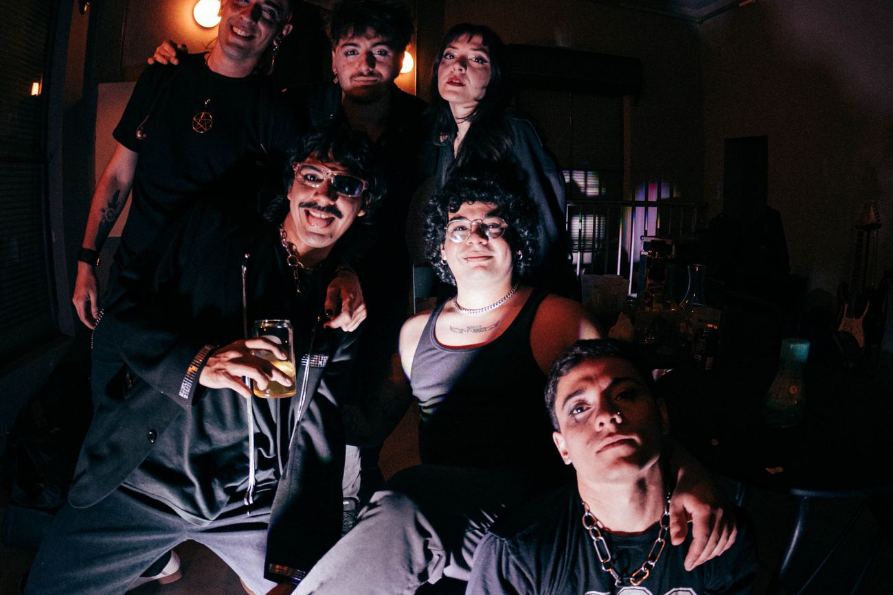 La formación actual de Laureano y las Valkirias con Nano Manzanelli (segundo desde la derecha), Uriel González, Fernando Poncio, Simón Payola, Aitana Chabrol y Leonardo Astor.