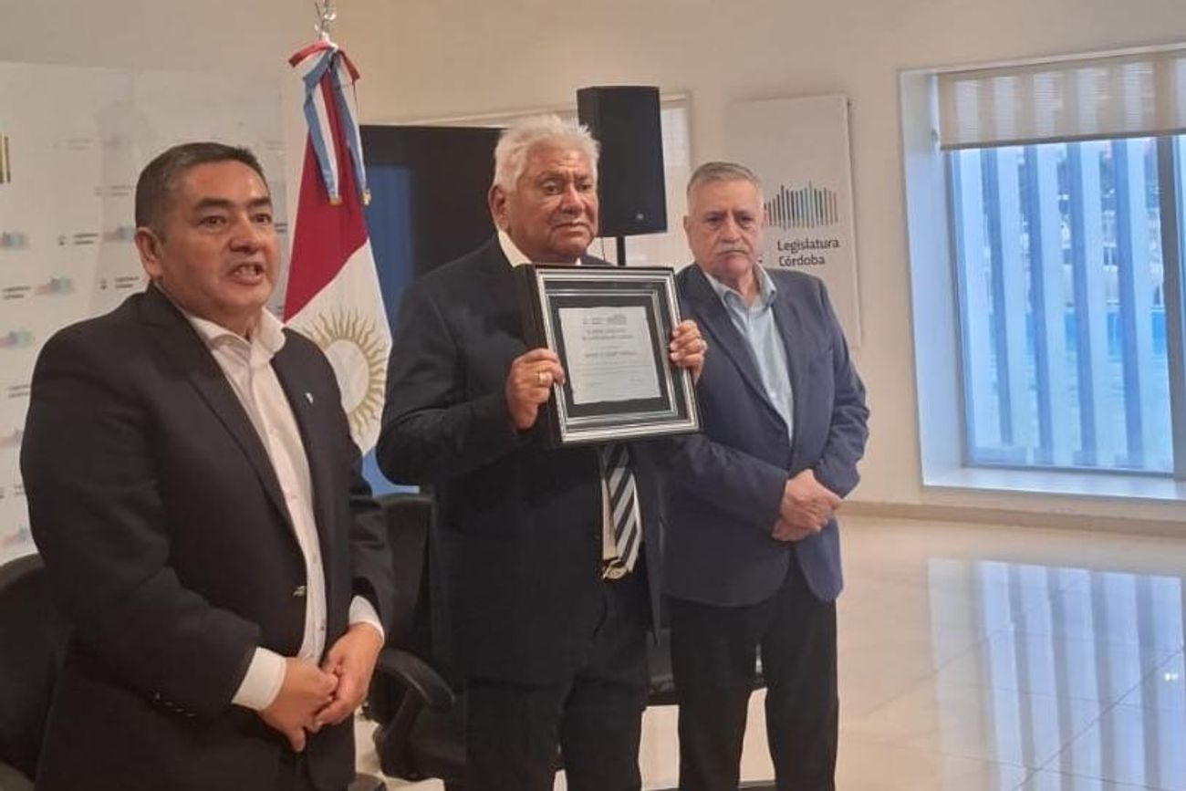 Amado Nazrala. En una jornada determinada por la emoción y el reconocimiento a la trayectoria, la Legislatura Unicameral de Córdoba entregó un beneplácito y una plaqueta denominada "Pasión y Militancia" al actual asambleísta de Talleres y dirigente político. Desde hace tres años, "el Negro" vive un mano a mano contra el cáncer. (Prensa Legislatura) 