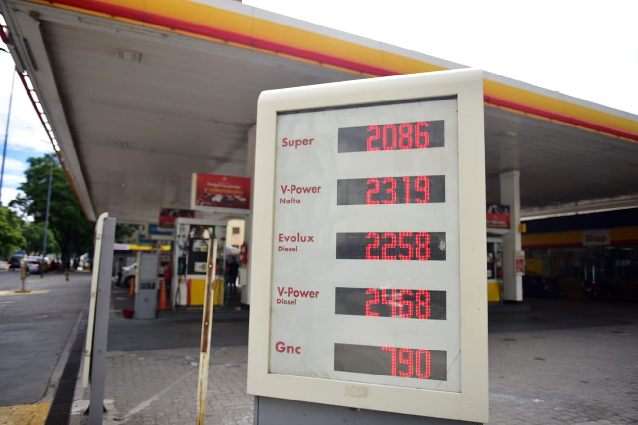 La nafta súper está a $ 2.086 en la estación Shell de avenida Pueyrredón, Córdoba. 